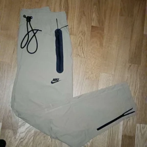 OANVÄNDA!Beige Nike mjukis riktigt snygga och sköna   - Helt nya Nike mjukis rintigt fräscha passar till allt färg beige st S men passar medium med köpt för en månad sen men aldrig använt de ute, testad hemma endast ordinarie pris 1300 säljes för 500