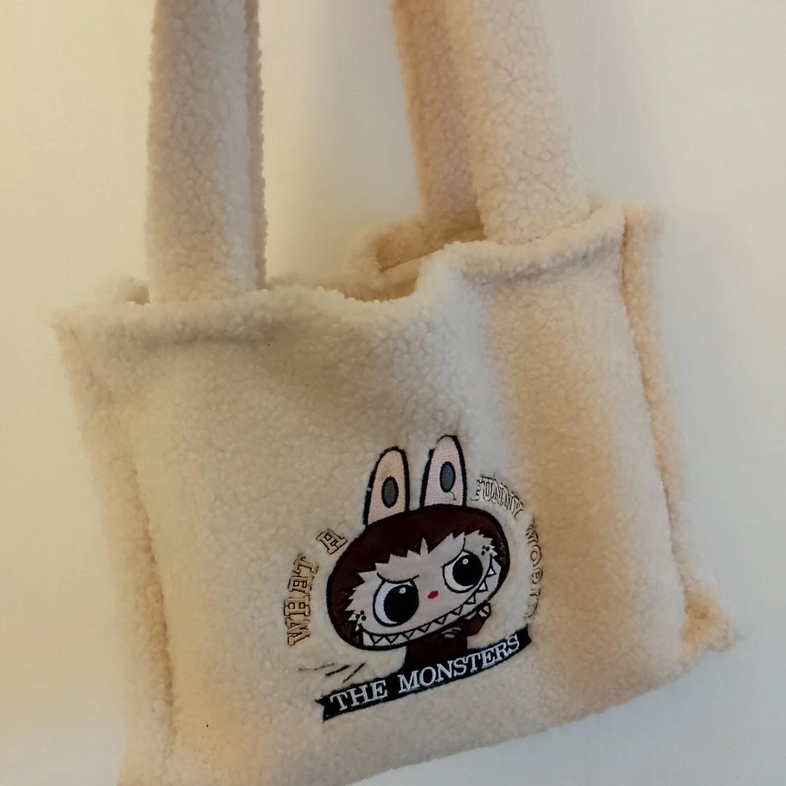 Beige fluffig axelväska med brodyr