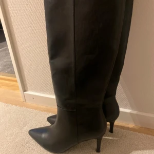 Svarta boots - Säljer dessa superfina svarta boots! Endast testade, så nyskick och väl omhändertagna. Nypris 1200🩷
