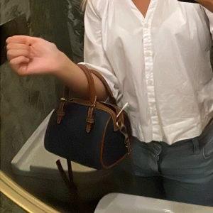 handväska  - Söt väska som är köpt i marbella🤍den är använd fåtal gånger och ett långt band tillkommer🤍