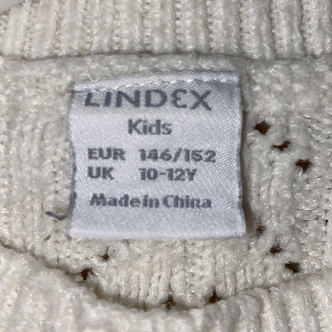 Vit stickad tröja med svarta volanger - 1