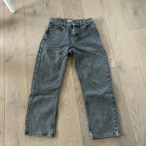 Grå jeans från Grunt med rak passform - Säljer ett par grå jeans från Grunt med klassisk rak passform och fem fickor. Jeansen har en snygg tvättad look och är tillverkade i robust denim. Perfekta för dig som gillar en enkel och stilren vibe. Pris kan diskuteras