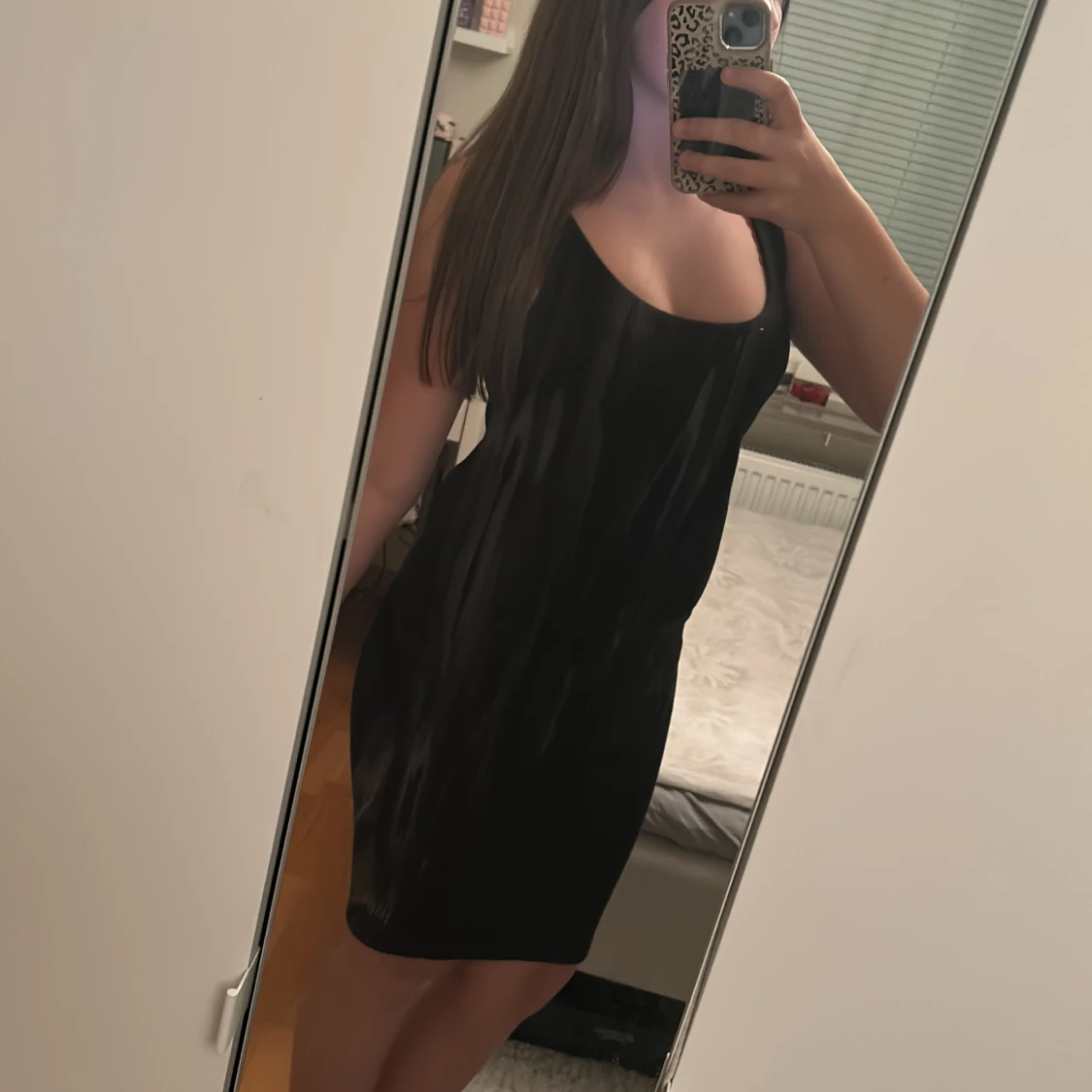 Svart ärmlös klänning - 1