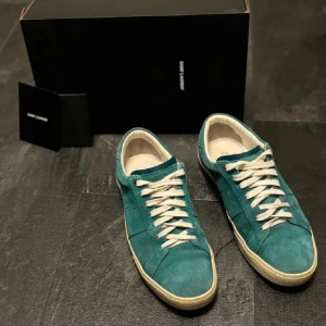 Ysl skor  - Tjenare, säljer mina feta ysl skor🙏🙏 för ett skit bra pris då ny pris ligger runt ( 6000)🤩. Allt p bilden följer med, skriv gärna för mer bilder m.m🤗