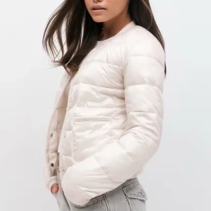 Ljusrosa jacka från Gina Tricot - Säljer denna ljusrosa lite puffiga jacka från Gina Tricot, sitter som en XS och är i mycket bra skick💓helt slutsåld på hemsidan och finns inte tillgänglig att köpa längre