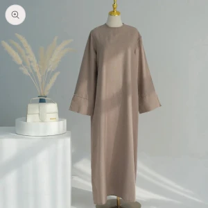 Ljusbrun linne abaya - Abayan är i väldigt gott skick. Tunnt material. Passar storlekar S-L och längder 158-165cm.