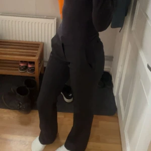 Svarta kostymbyxor - Jättesnygga kostymbyxor från BikBok💕 Lågmidjade och bootcut/straight. Modellen är Vera💕 Passar till allt och ett väldigt bra basplagg. Säljer då de inte används längre💞