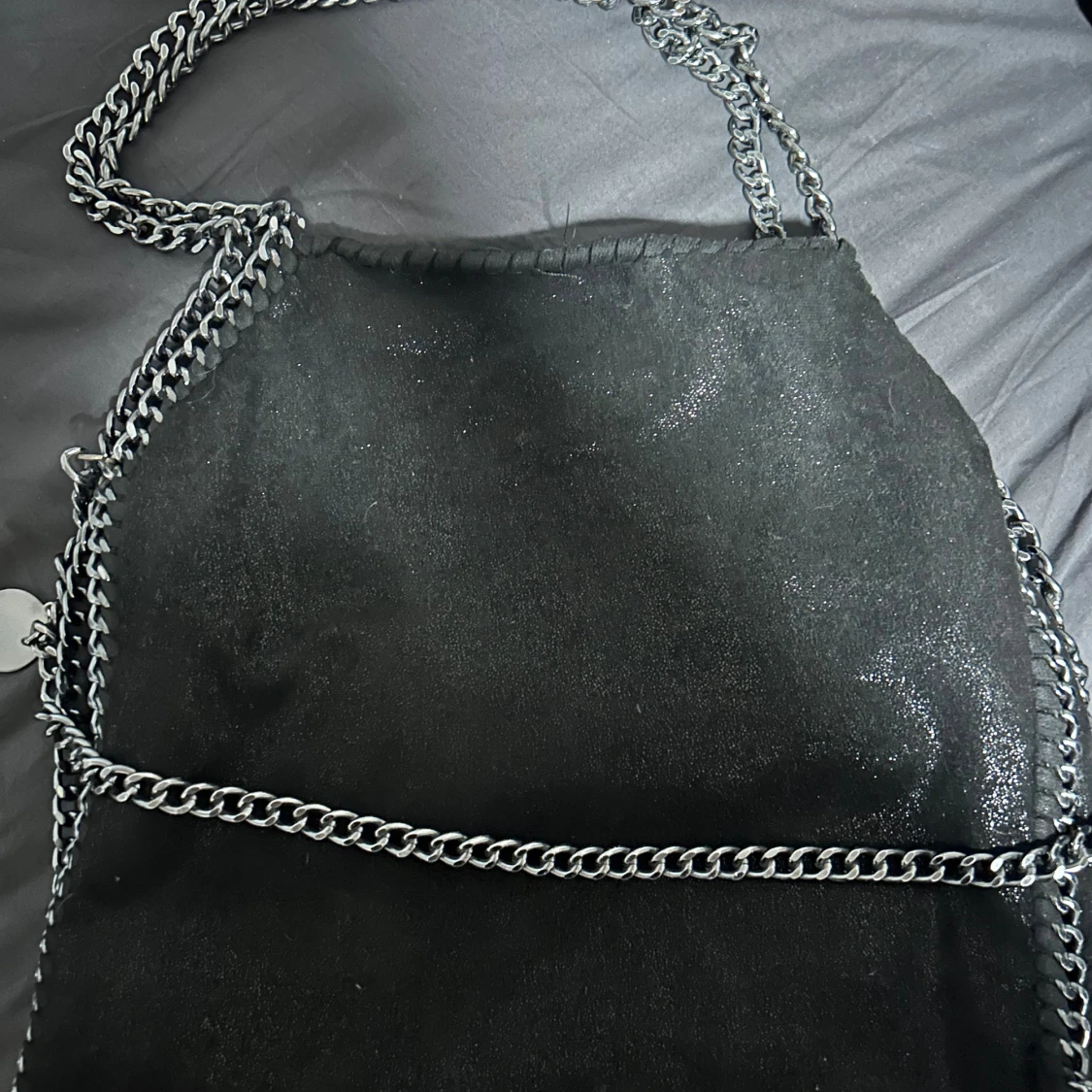 Svart axelväska med kedjedetaljer - 1