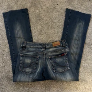 Blå bootcut jeans från Only Jeans - Jätte snygga 2000 tals lågmidjade jeans! Skulle säga att de är bootcut, men de är lite stora på mig. Passar S/M! Är 163, dm för fler bilder <3 Midjemått: 38cm rakt över Innebenslängd: 70cm 