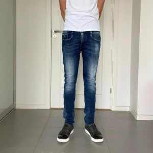 Replay Anbass Jeans  - Säljer nu dessa Replay Anbass jeans, W32 o L32, skriv för fler bilder/frågor🙌🏼