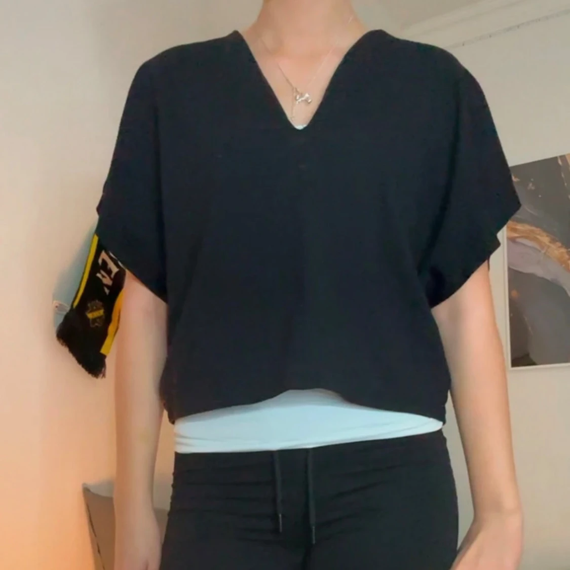Svart topp med v-ringning - 1