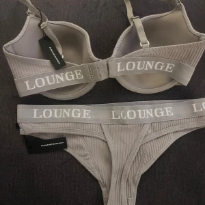 Lounge underkläder - Ett nytt sett med etiketter kvar, bh i75DD och string i S. 