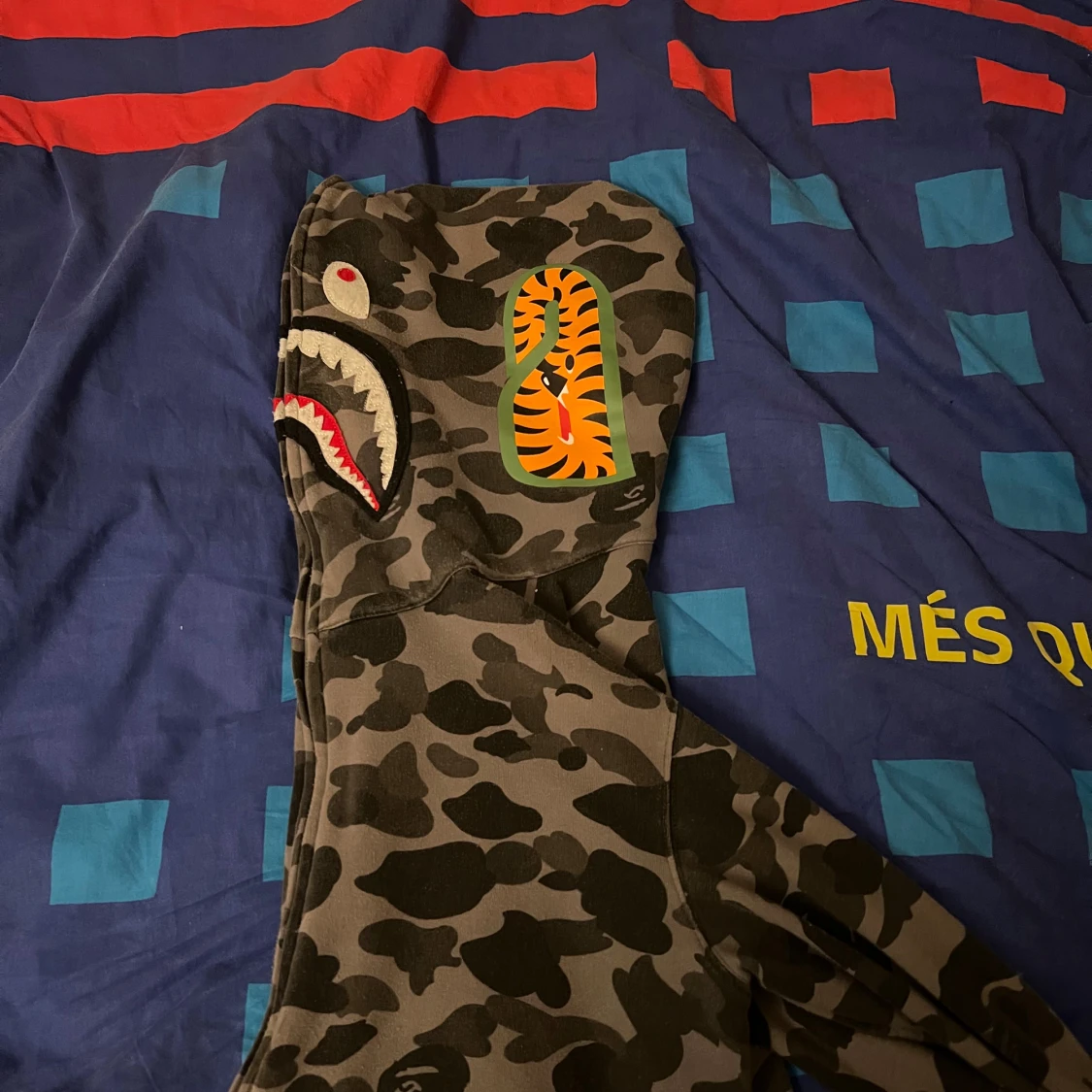 BAPE camo hoodie med shark-motiv - 1