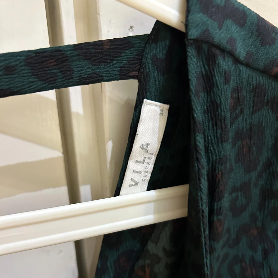 Grön leopardmönstrad blus från VILA - 3