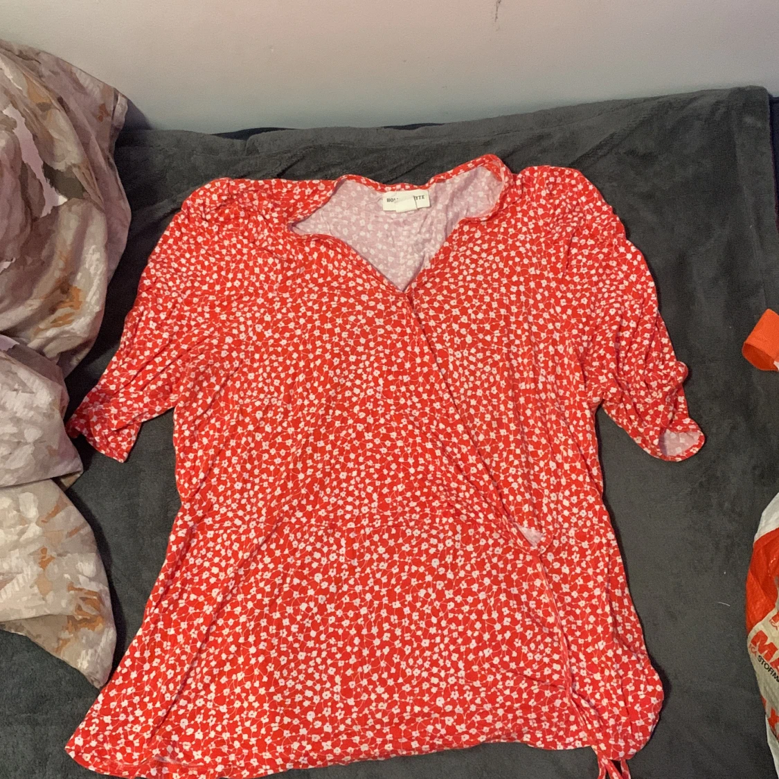 Röd blommig omlottklänning Holly & Whyte