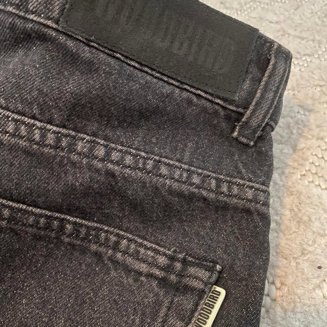 Oanvända Svarta jeans från Woodbird - 1