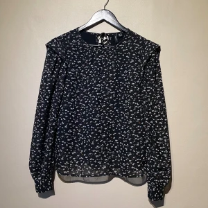 Blomprickig blus - Säljer denna blus från veromoda, se närbild för exakt mönster. Storlek XS. Polyester, viskos är materialet. Kan behöva en tvätt pga legat i flyttkartonger och kan hämtas i Göteborg/skickas via valfri app. 