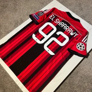 AC Milan El Shaarawy tröja Adidas - * pris: 349  * Skick:  10/10 prislapp kvar  * Storlek:  M * Rygg: El shaarawy 92  