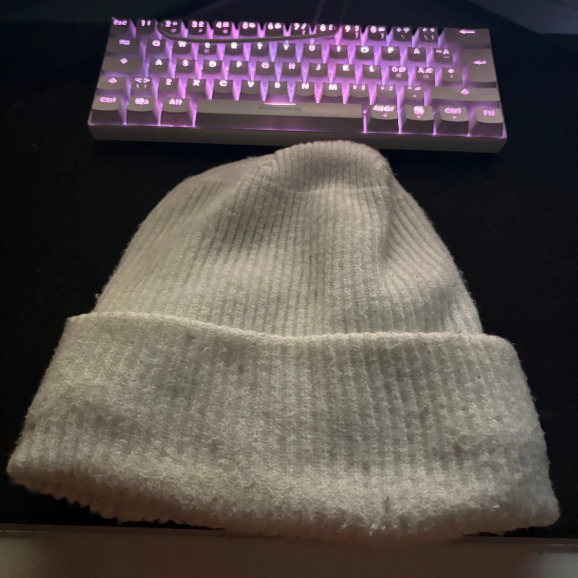 Vit ribbad mössa med korsdetalj - 2