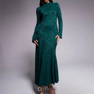 Grön långklänning från ASOS - Säljer den här klänningen från ASOS. Den är helt ny och aldrig använt. Betalade 1139 kr för den och säljer pga att jag inte hann returnera den. För den som är riktigt intresserad kan jag sälja den ännu billigare. 