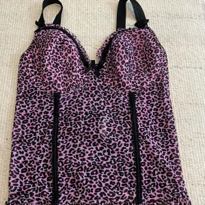 Rosa korsett i leopardprint - 90C Length: 46cm Waist: 37cm x2 Cup:↕️18cm↔️16cm 