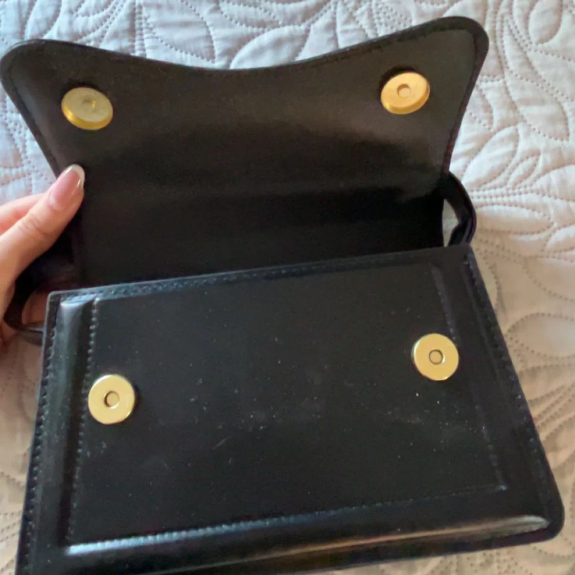 Svart handväska i skinn med magnetlås - 2