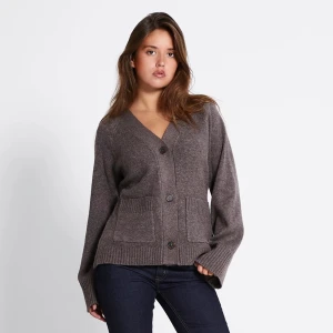 Brun kofta med v-ringning och fickor - Superfin brun stickad kofta från lager 157, superfin och slutsåld på hemsidan! Lappen är kvar och den är helt oanvänd 