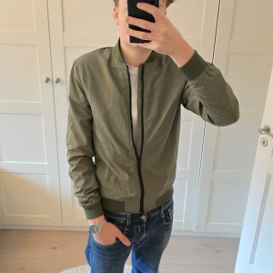 J.lindeberg bomberjacka  - Supersnygg Bomberjacka från J.lindeberg i storlek S. Skriv om du undrar något! 🤩