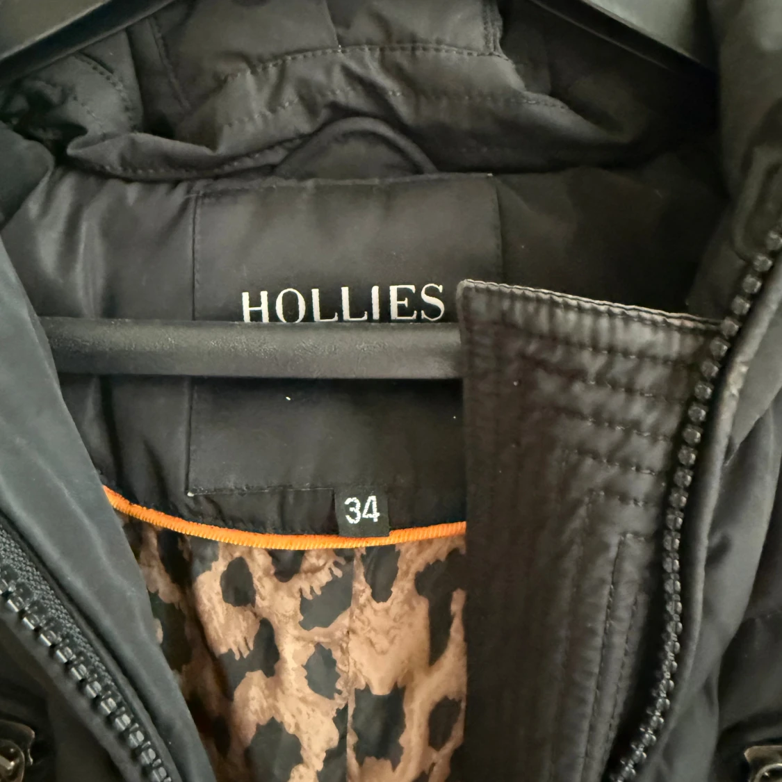 Svart dunjacka med päls från Hollies - 3