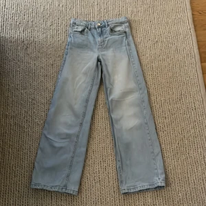 Ljusblå wide jeans från Kappahl - Säljer ett par ljusblå jeans från Kappahl i storlek 146. Jeansen har en rak och bred passform med klassiska fickor fram och bak. Perfekta för dig som gillar en avslappnad och trendig stil.