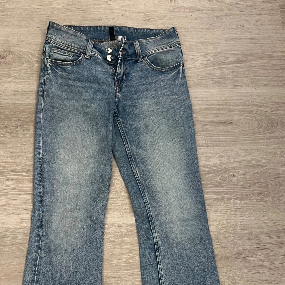 Blå bootcut jeans med broderade fickor