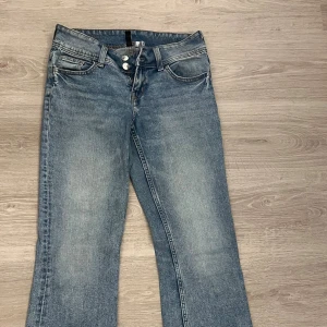 Blå bootcut jeans med broderade fickor - Snygga ljusblå bootcut jeans med broderade detaljer på bakfickorna och dubbla knappar framtill. Jeansen har klassisk design och är tillverkade i mjukt denimtyg. Perfekta för dig som gillar lite extra detaljer. Säljer dessa jeans då dem är för stora och kommer inte till användning. Har använt detta jeans några gånger, men det har börjat bli ett litet hål vid ena bakfickan, som man lätt kan sy ihop igen, samt en liten lim fläck som inte vill gå bort. Mycket sköna på. Pris kan diskuteras ☺️