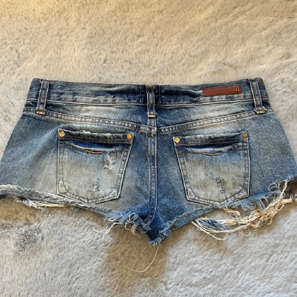 Blå slitna jeansshorts från River Island - 1