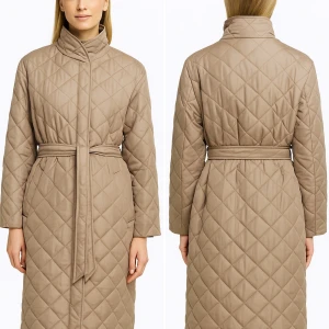 Beige quiltad kappa med bälte - Quiltad beige kappa med bälte i midjan och hög krage. Lång modell med raka ärmar och snyggt rutmönster. Perfekt för dig som vill ha en stilren och trendig jacka till höst och vinter.