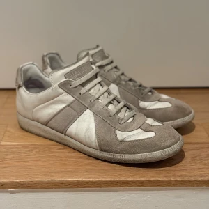 Maison margiela - Säljer nu ett par fina margielas i strl 43 1/3. Skorna är inte i toppskick därav priset. Men det är mest smuts så går att få bort! 