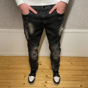 Supply & Demand Jeans - Mörka Supply & Demand jeans - Skick 9,5/10 - Köpta på JD Sports och går ej att köpa längre - W32/ M - Hör av er vid minsta fundering!