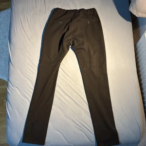 Svarta kostymbyxor från grunt  - Dem är använda ett par gånger men ser fortfarande nya och fräscha ut.