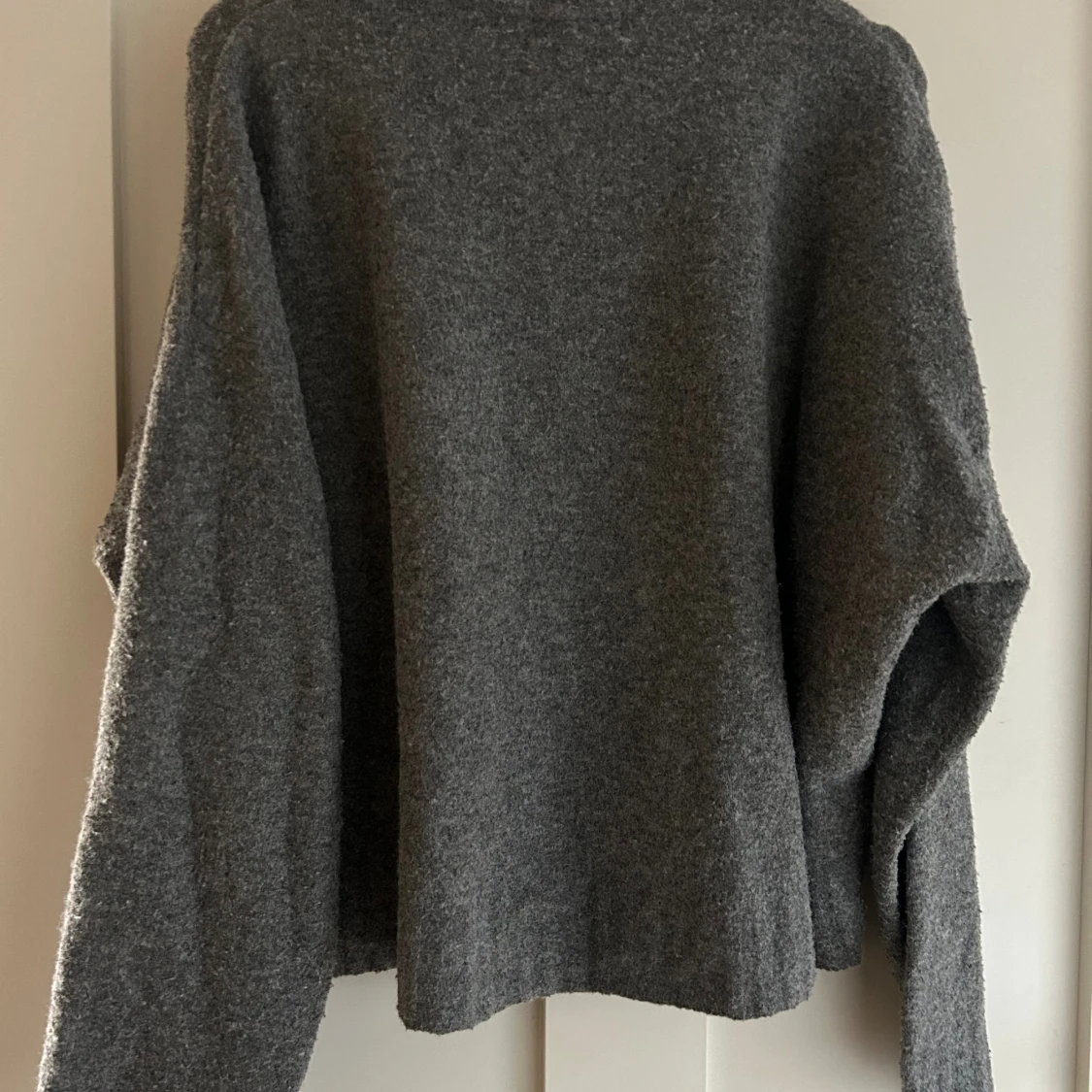 Mörkgrå stickad tröja från H&M - 1