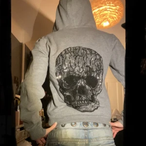 Cool zip up hoodie❤️ - Super fin zip up hoodie med en döskalle av rhinestones på baksidan❤️ förra ägaren hade klippt av lappen där märket stog men jag hittade att den var ifrån märket hipchik❤️