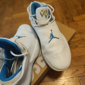  Jordan Why not zero 1.0 low - Säljer ett par Jordan why not zero 1.0 low som ny knappt används sneakers med blå och gula detaljer. Skorna kommer inte användas längre. 