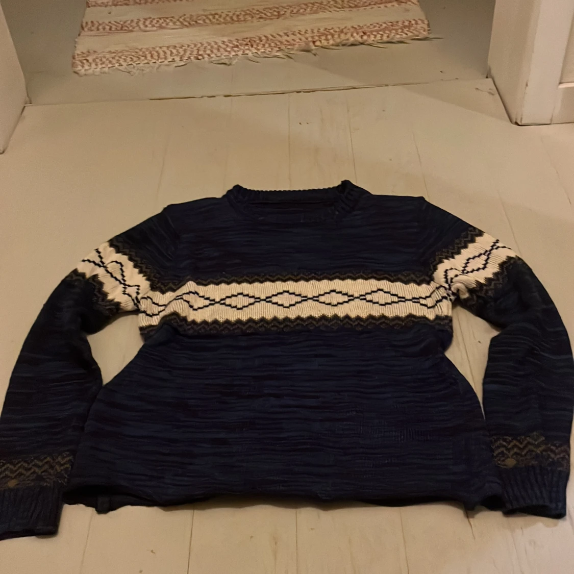 Mörkblå stickad tröja med mönster