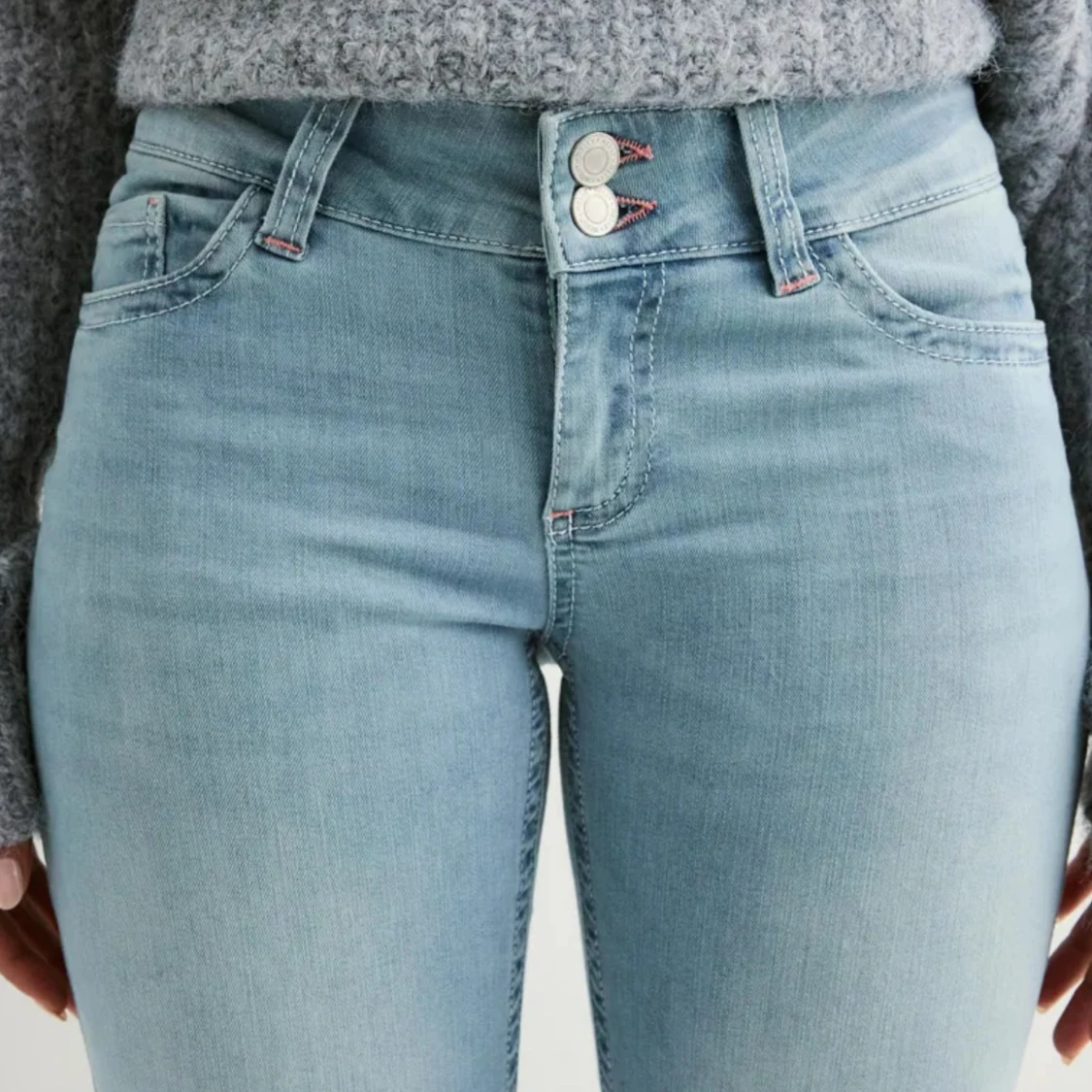 Ljusblå bootcut jeans med broderi - 2