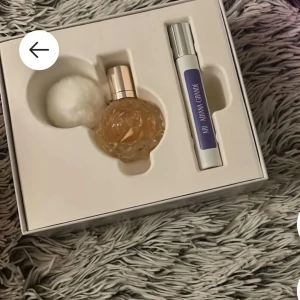 Ari by Ariana Grande parfymset - Snyggt parfymset från Ariana Grande med en unik flaska och en smidig travel size. Perfekt för dig som vill ha en trendig doft i väskan eller på hyllan. Populärt val bland unga fans av Ariana!