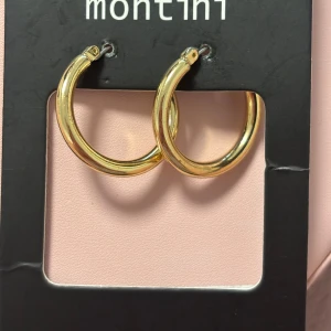 Guldiga hoops från Montini - Snygga och klassiska guldiga hoops