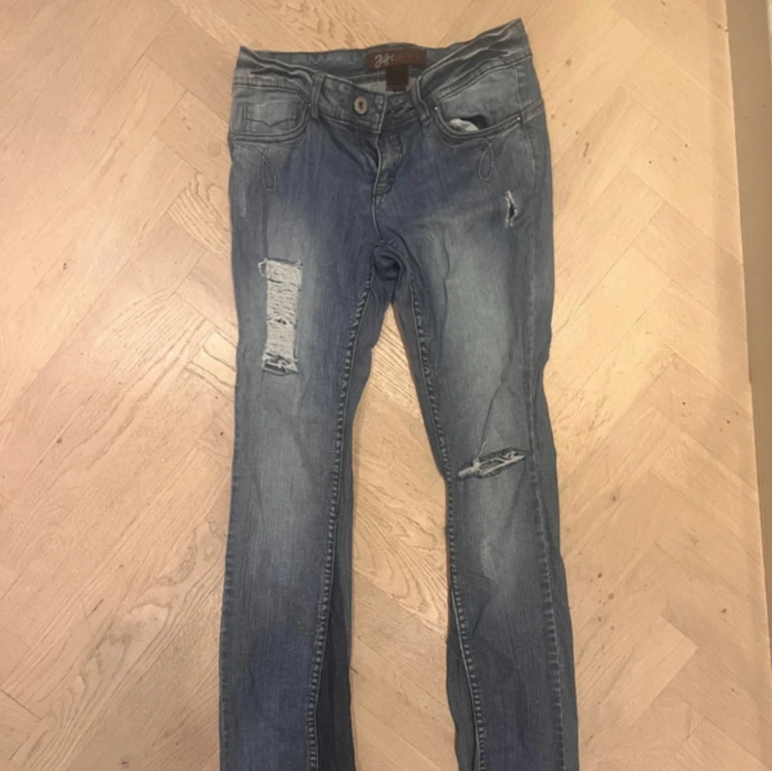 Flare jeans med revor