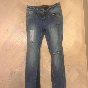 Flare jeans med revor  - Storlek 25/34, ungefär S 