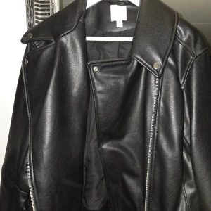 Svart skinnjacka från H&M - Helt ny skinnjacka från Hm. Storlek M. Aldrig använd. 200kr 