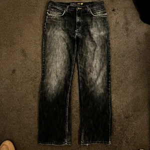 Dickies jeans - Dickies jeans med enligt mig den perfekta passformen och washen, storlek 34-34, däremot ett hål där bak och där av priset, om det är något du kan laga så har du ett perfekta byxor för dig.