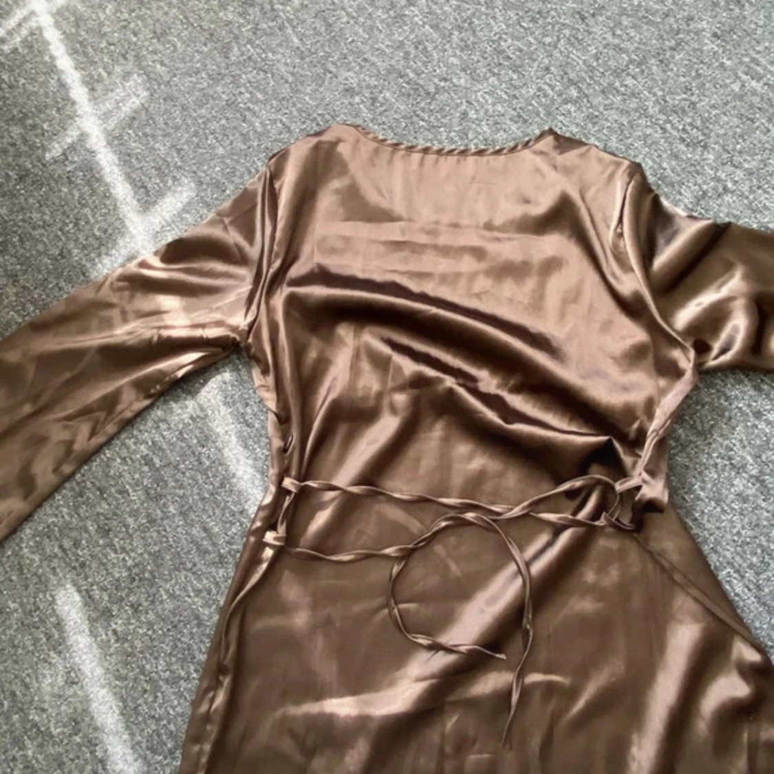 Brun långklänning i satin - 1