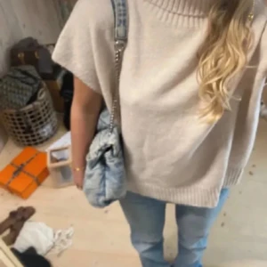 Jeans väska💕 - Säljer en sjukt snygg jeans axelväska i ljusblått jeans tyg med silverfärgad kedja som axelrem. Väskan har ett coolt rutmönster och mjuk form, perfekt att slänga över axeln när du vill ha en chill men trendig look. Rymmer allt du behöver och är superenkel att matcha. Knappen har tappat lite silver färg men inget man märker❤️